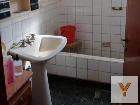 Casa 6 ambientes con 1 baño