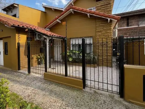 excelente chalet todo planta baja 4 dormitorios quincho jardin