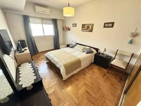 Departamento tres ambientes en excelente ubicación.