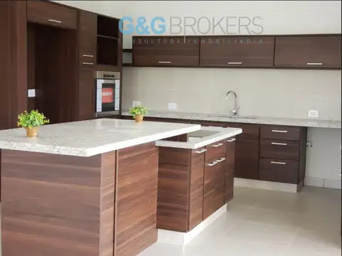 Casa 5 ambientes con 4 baños