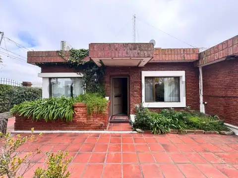 Casa en venta  4 dormitorios. Villa Del Plata