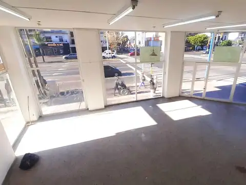 LOCAL en venta y alquiler en esquina totalmente vidriado AVELLANEDA,