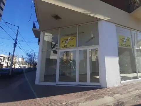LOCAL en venta y alquiler en esquina totalmente vidriado AVELLANEDA,