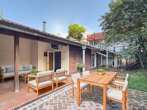 Casa con jardin lote grande propio 2 plantas A REFACCIONAR Quincho parrilla