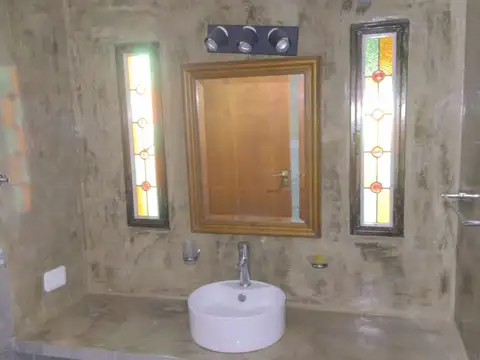 VENTA: CASA 4 AMBIENTES CON ENTRADA DE AUTO Y JARDIN - INMUEBLE DE CATEGORIA - VILLA MAIPU