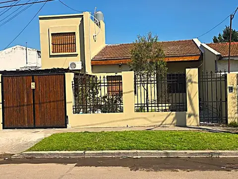 Venta casa 4 dormitorios con parq. y galería, Paso del Rey