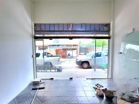 Local en Alquiler en Zárate. Planta baja libre aprox.40m2 + Oficina con baño en entrepiso.