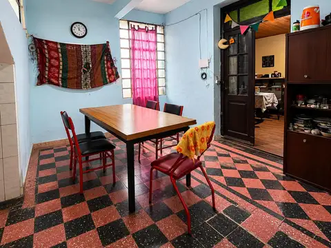 VENTA CASA 2 DORMITORIOS CON COCHERA Y PATIO EN BARRIO BELLA VISTA