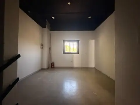EXCELENTE GALPONPOMPEYA-ENTRADA DE CONTAINER-TODO LOSA- PB. Y PRIMER PISO TOTAL 600 M -A 5 CUADRAS DE AV CHICLANA Y CASEROS-TODAS LAS LINEAS DE COLECTIVOS -IDEAL  LOGISTICA-DEPOSITO PARA APROVECHAR EXCELENTE ESTADO -BUENOS ACCESOS