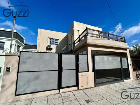 Venta de casa en bloque con cochera en Villa Adelina, a 2 cuadras de Av. de Mayo.