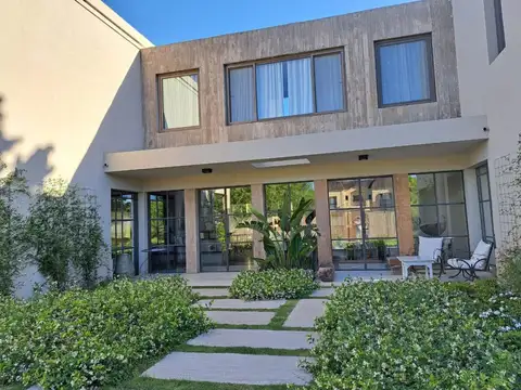 Casa en Alquiler Temporal con 2 cocheras