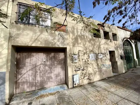 GALPÓN C/ ENTRADA DE CAMIONETA EN TERRENO DE 8,66 X 13,05 MTS., A PASOS DE AV.SAN MARTÍN