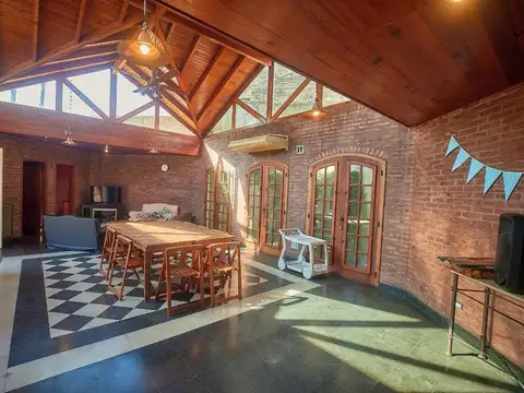 CASA 7 AMBIENTES PILETA Y COCHERA EN QUILMES VENTA