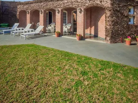 Casa en Venta con 3 cocheras