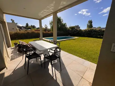 Casa en Alquiler Temporal con 3 cocheras