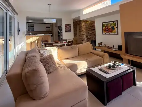 Casa en Fincas de Hudson, lote central en una planta .