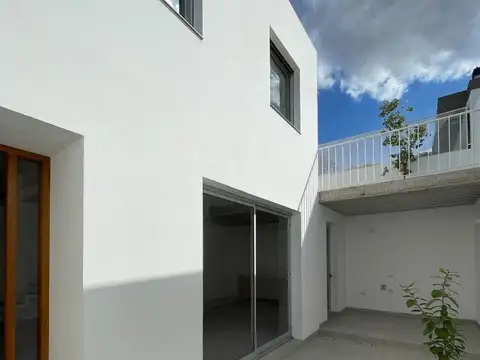 Excelente PH 4 ambientes a estrenar con patio y terraza.  Apto profesional.