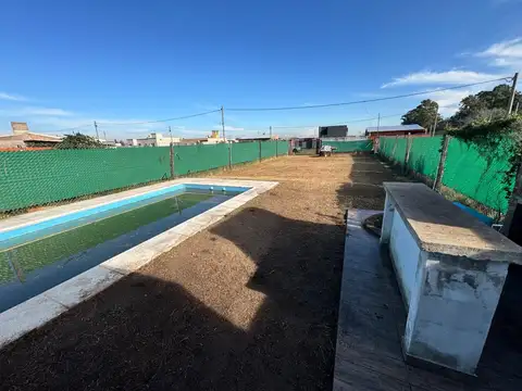 LOTE CON MEJORAS PISCINA CUARTO Y BAÑO