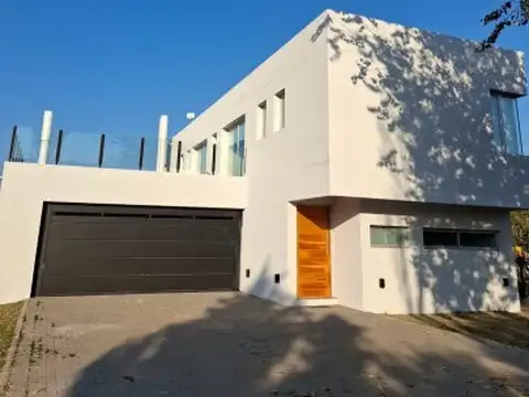 Hermosa casa en Puerto Roldán, calle Los quebrachos, lote 312.