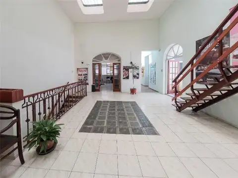 Edificio Multiuso,  571 m² superficie total con salida...