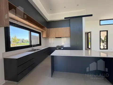 Casa 4 ambientes con 3 baños