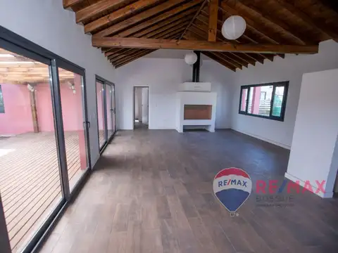Casa 4 ambientes con 2 baños