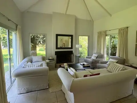 Casa 4 ambientes con 3 baños