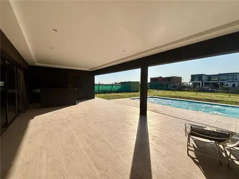 Casa en Alquiler con 2 cocheras