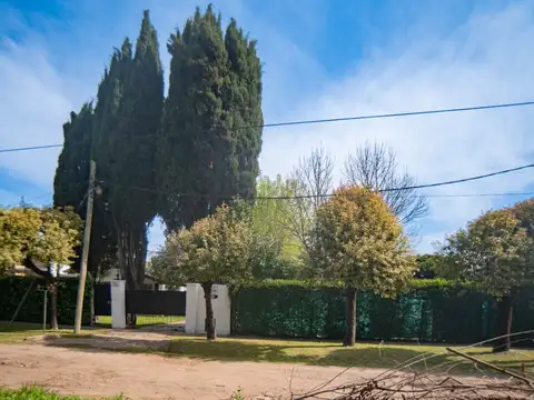 VENTA CASA 2 AMB EN LA REJA GRAN PARQUE CON PILETA