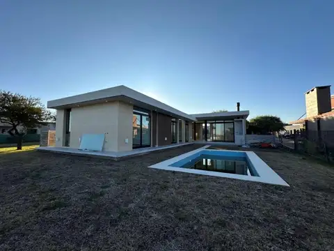 Casa Chalet  en Venta en San Ramiro, Pilar del Este, Pilar