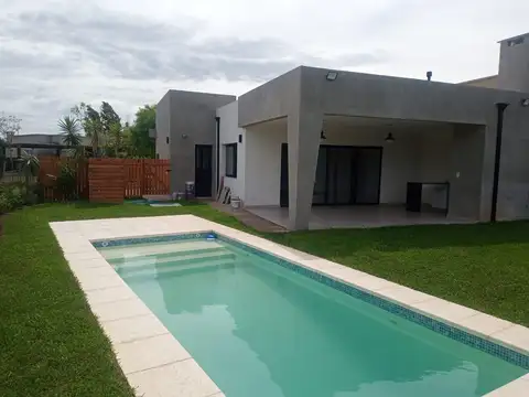 Casa con Pileta en Barrio San Alfonso Pilar del Este