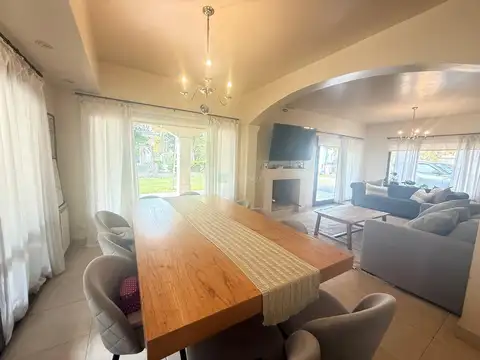 Casa en Alquiler con 2 cocheras