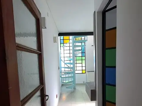 Casa 7 ambientes con 2 baños