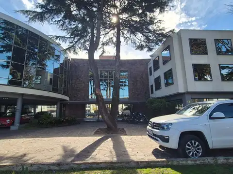 Oficina en alquiler con cochera en San Isidro