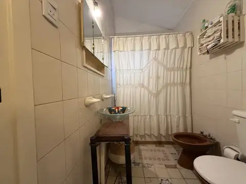 SE VENDE CASA DE 2 DORMITORIOS EN BARRIO ROMA
