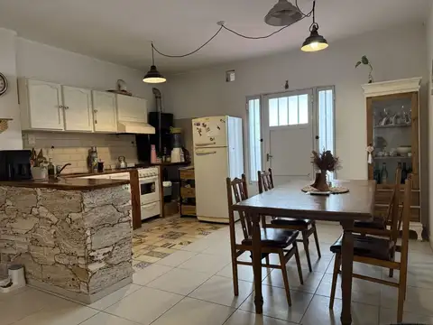 SE VENDE CASA DE 2 DORMITORIOS EN BARRIO ROMA