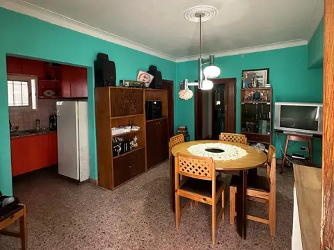 Casa 6 ambientes con 2 baños