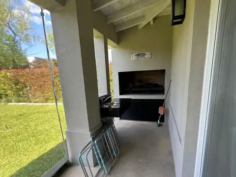 Casa en Alquiler Temporal con 4 cocheras