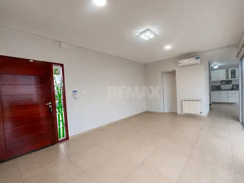 Casa en Alquiler con 2 cocheras