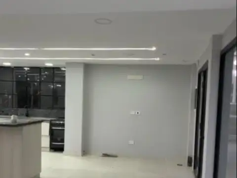 Casa en Alquiler con 2 cocheras