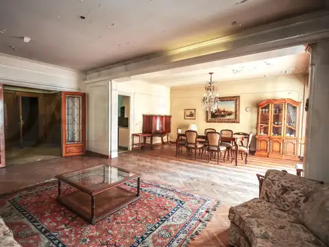 Excelente semipiso gran metraje, luz natural, cochera. Ideal para modernizar. Mínimas expensas