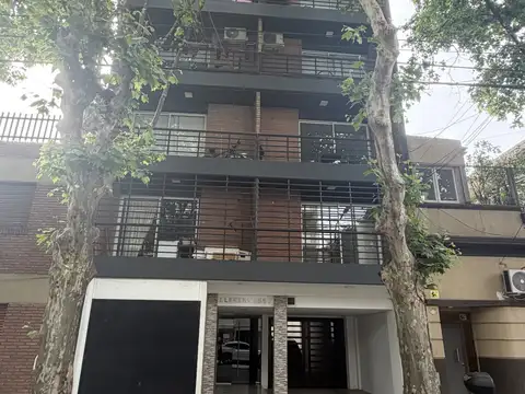 Departamento al frente cerca del subte estacion los Incas