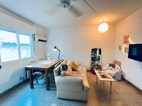 9 de Julio  al 2400 - Departamento 1 dormitorio acceso por escalera s/balcon.