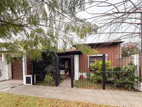 Casa de 2 dormitorios en venta en Gonnet c/ parque