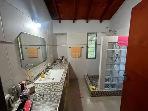 Casa en Alquiler con 6 cocheras