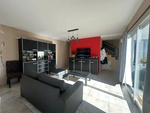 Casa 6 ambientes con 2 baños