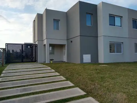 Casa ampliada en Bº ABIERTO CASAS DE SANTA ANA, 3 dormitorios y escritorio, piscina y riego