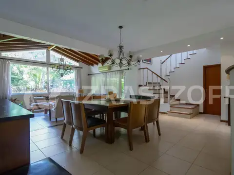 Casa en Venta con 2 cocheras