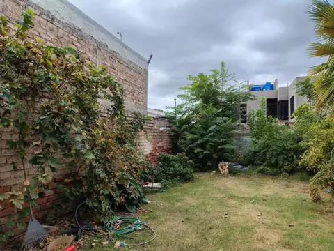 Remax vende casa y terreno apto urbanizacion