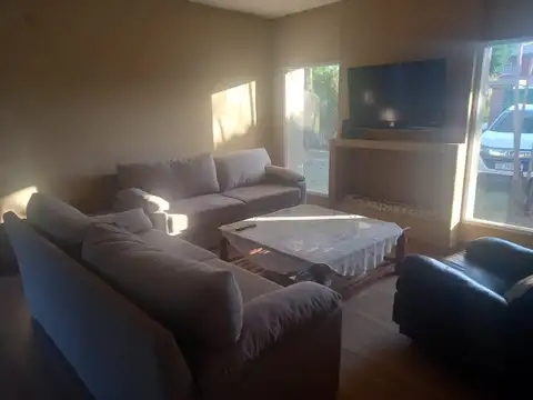 Casa en Alquiler con 4 cocheras